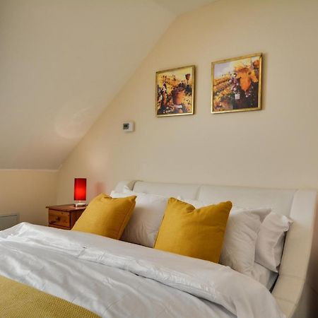 Three Bedroom House In Runcorn By The Lake With Parking By Neofinixdotcom Buitenkant foto