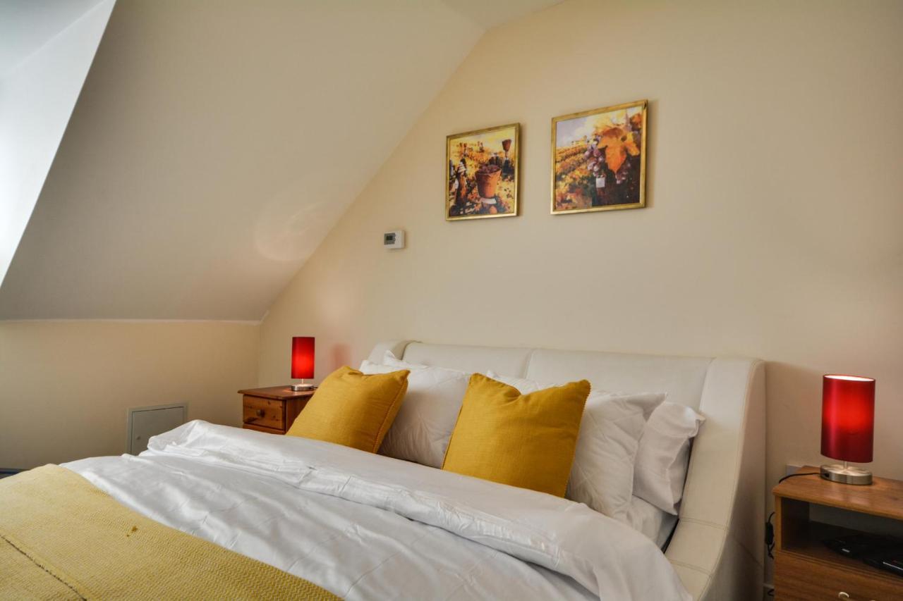 Three Bedroom House In Runcorn By The Lake With Parking By Neofinixdotcom Buitenkant foto
