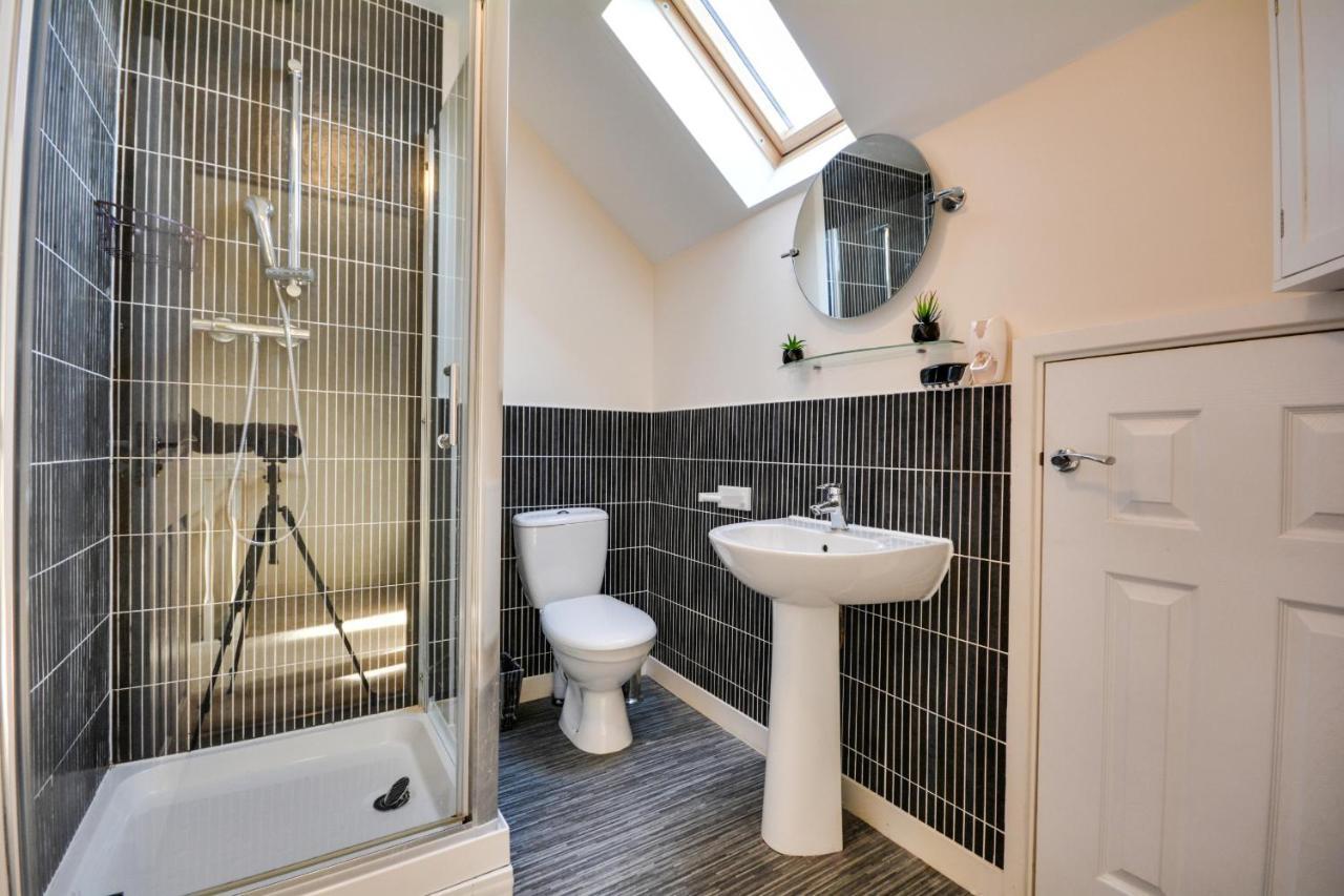 Three Bedroom House In Runcorn By The Lake With Parking By Neofinixdotcom Buitenkant foto