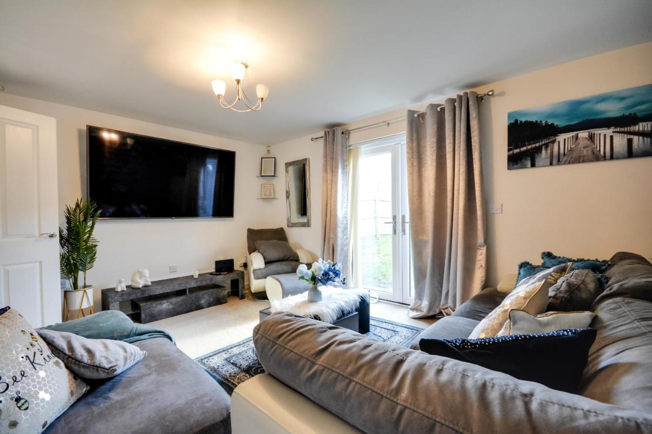 Three Bedroom House In Runcorn By The Lake With Parking By Neofinixdotcom Buitenkant foto
