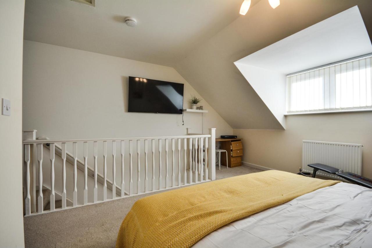 Three Bedroom House In Runcorn By The Lake With Parking By Neofinixdotcom Buitenkant foto