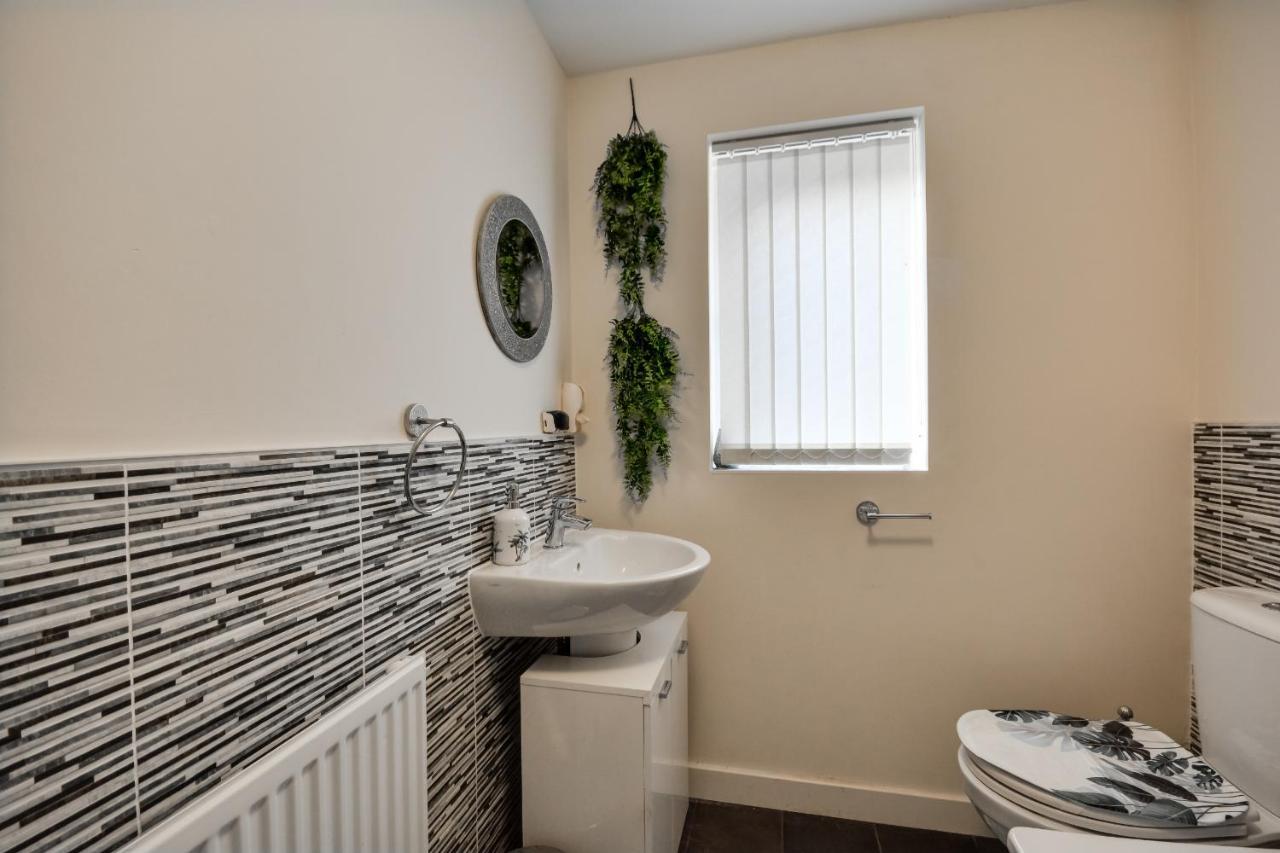 Three Bedroom House In Runcorn By The Lake With Parking By Neofinixdotcom Buitenkant foto