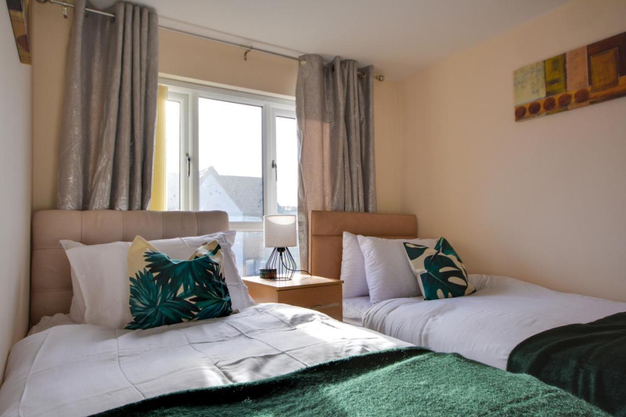 Three Bedroom House In Runcorn By The Lake With Parking By Neofinixdotcom Buitenkant foto