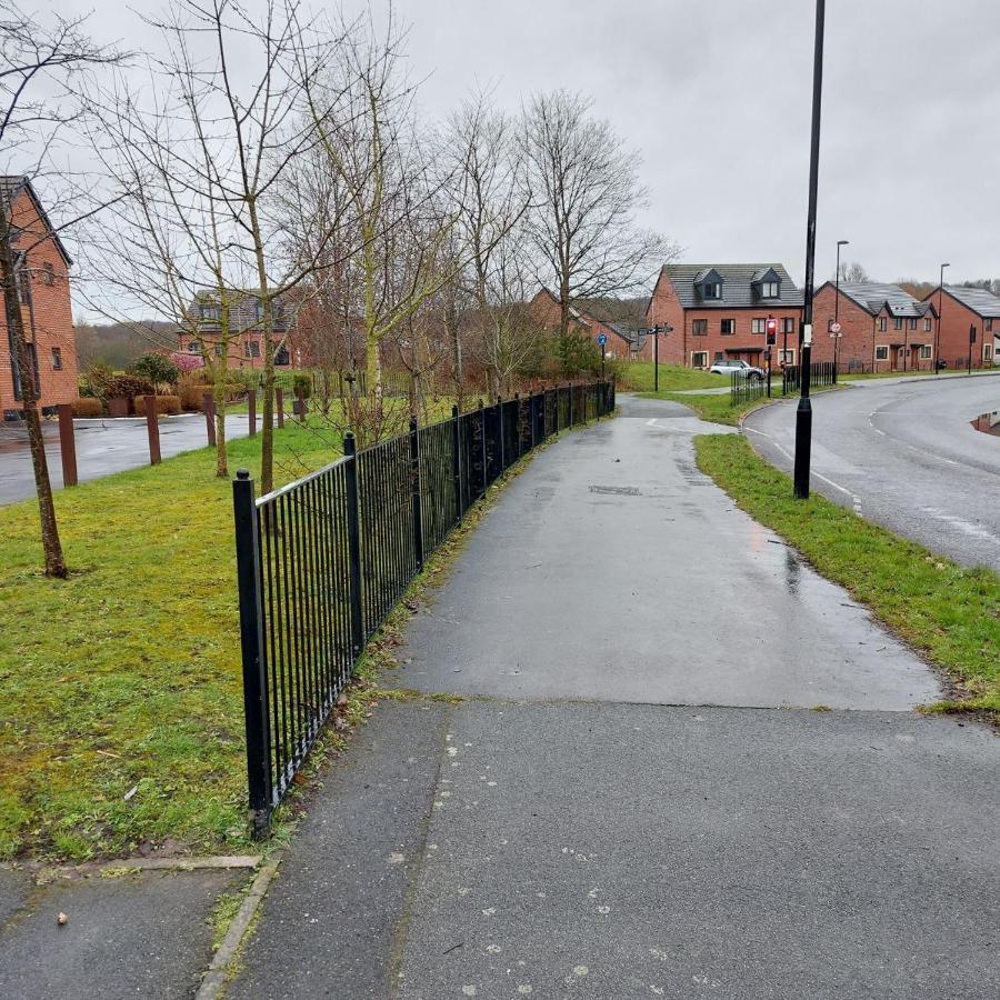 Three Bedroom House In Runcorn By The Lake With Parking By Neofinixdotcom Buitenkant foto