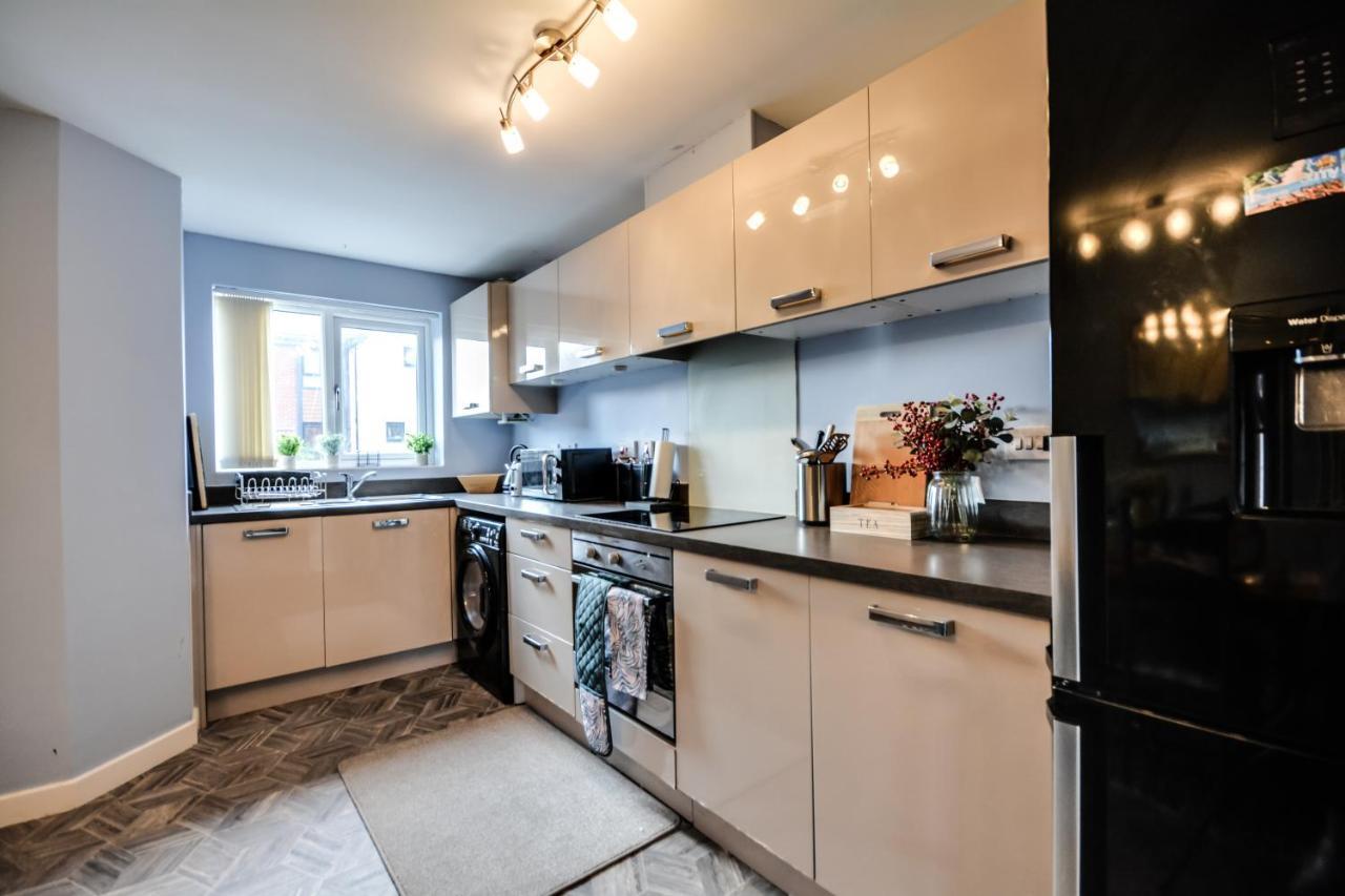 Three Bedroom House In Runcorn By The Lake With Parking By Neofinixdotcom Buitenkant foto