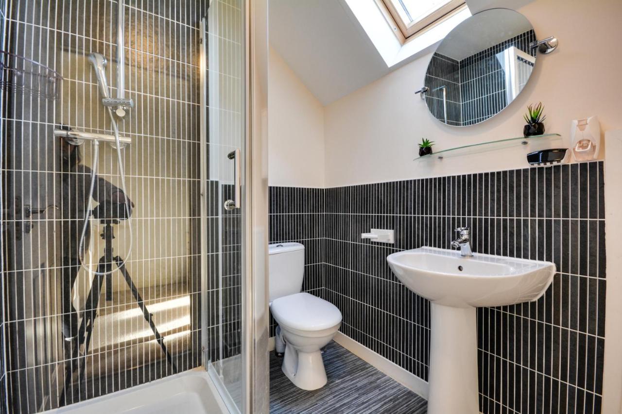 Three Bedroom House In Runcorn By The Lake With Parking By Neofinixdotcom Buitenkant foto
